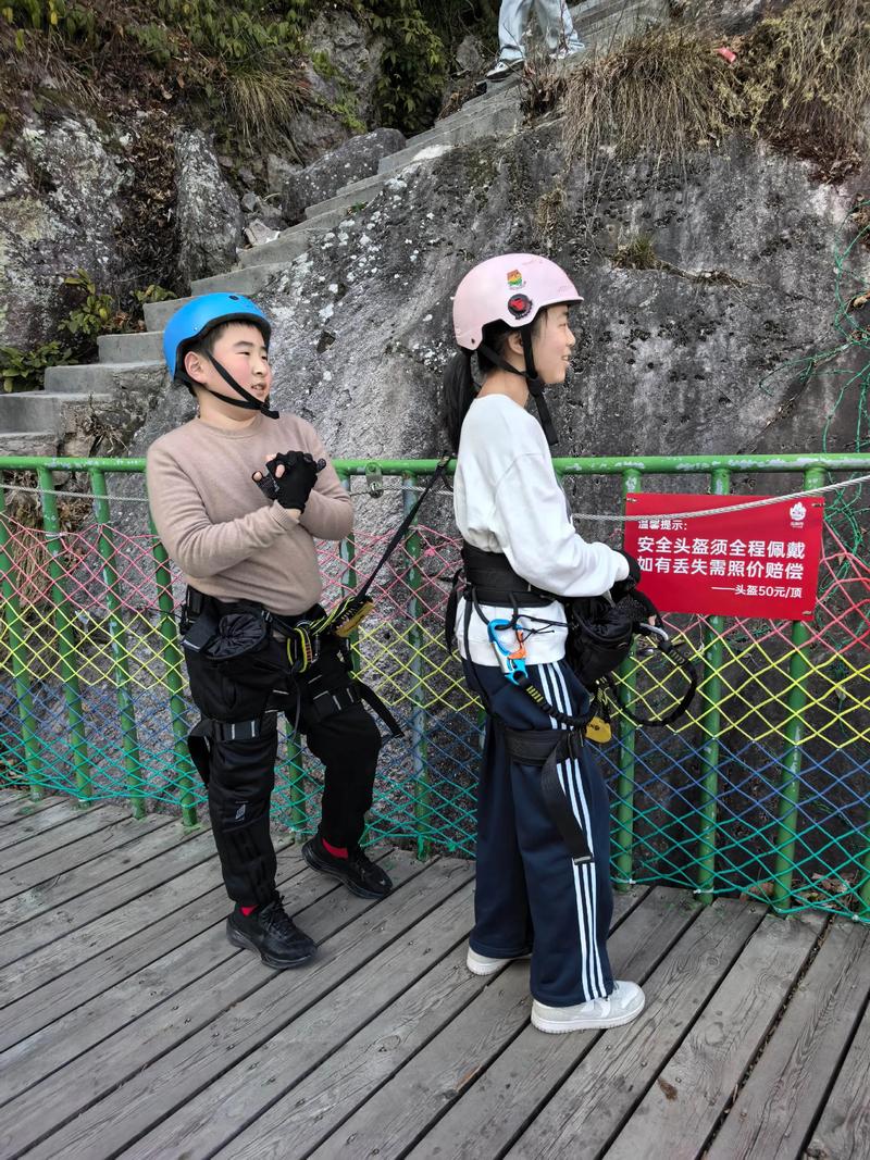 爬玉山要戴岩盔嗎