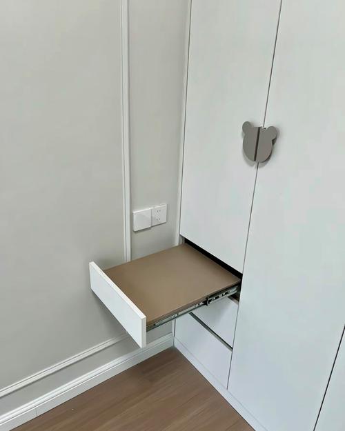 床頭櫃只有一個