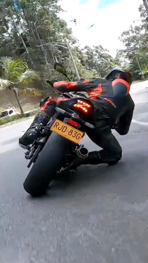 機車超車要打方向燈嗎