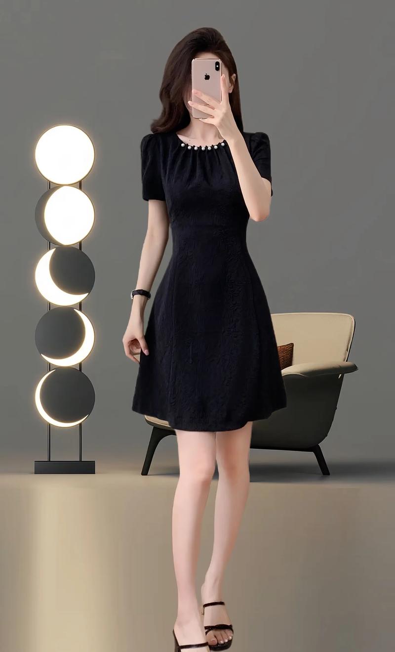 黑裙配什麼衣服:從日常到正式,打造百變時尚造型的終極指南 1 黑裙配什麼衣服