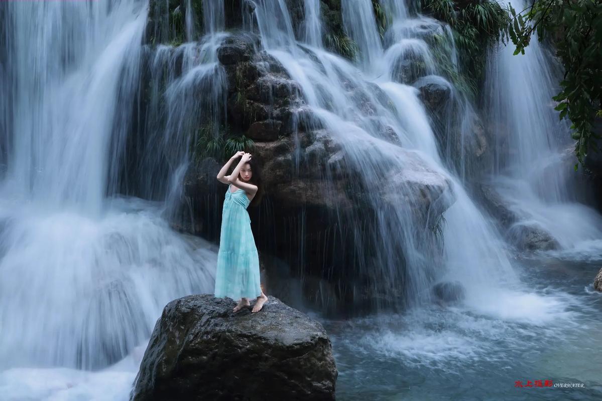 瀑布怎麼拍照:掌握攝影技巧,拍出如詩如畫的流水絹絲感 3 瀑布怎麼拍照