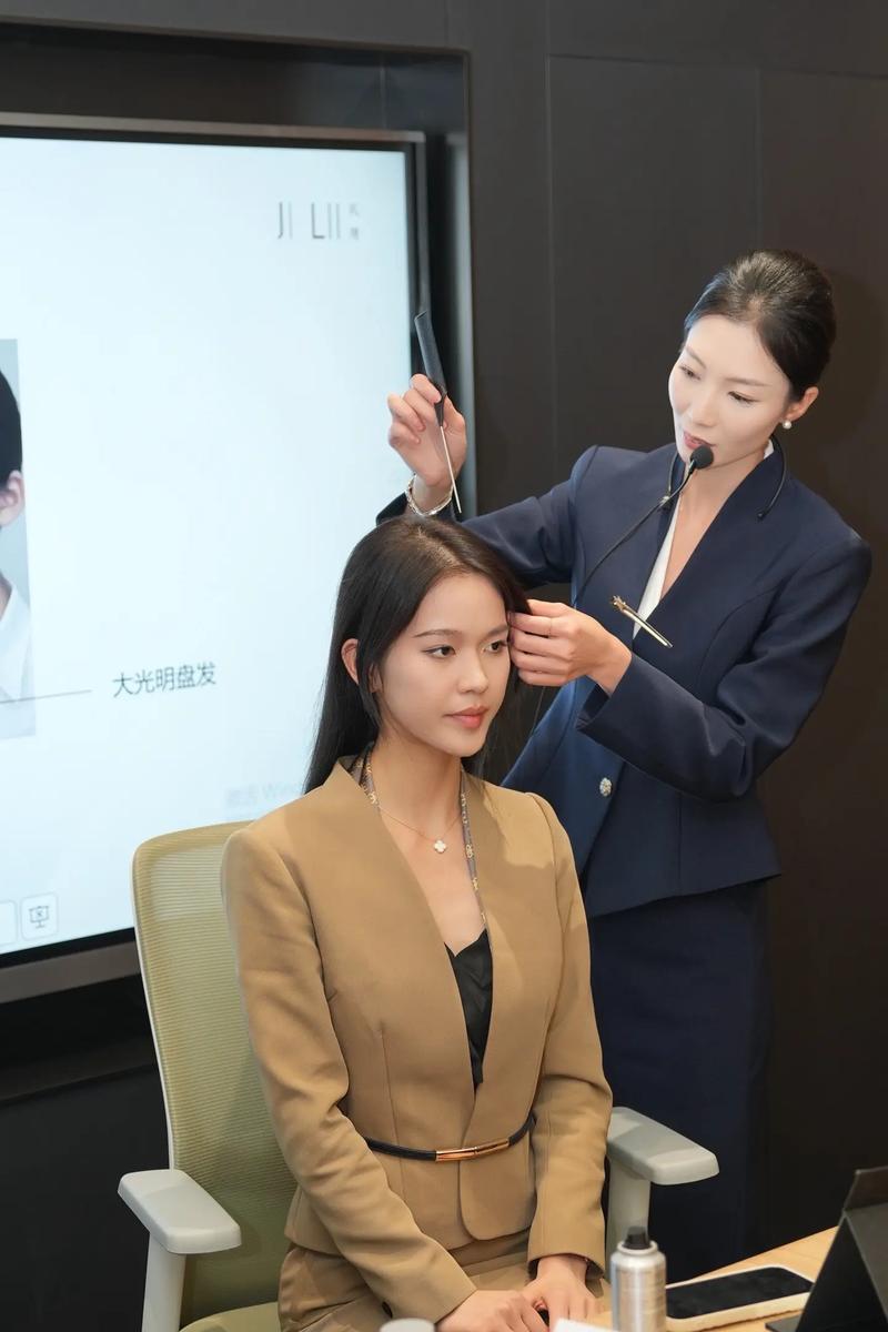 空姐可以染頭髮嗎 - 探討航空業對空服員髮色的規範與彈性 3 空姐可以染頭髮嗎