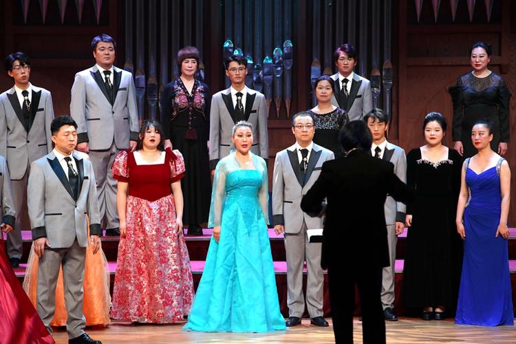 女士到歌劇院或音樂廳觀賞表演應避免穿著之服裝為何