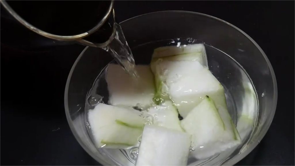 冬瓜需要放冰箱嗎揭秘冬瓜最佳保存之道:從整顆到切塊,讓鮮度完美鎖住! 3 冬瓜需要放冰箱嗎