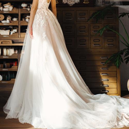 訂婚婚紗幾套從拍攝到宴客:最詳盡的訂婚禮服套數選擇指南 1 訂婚婚紗幾套