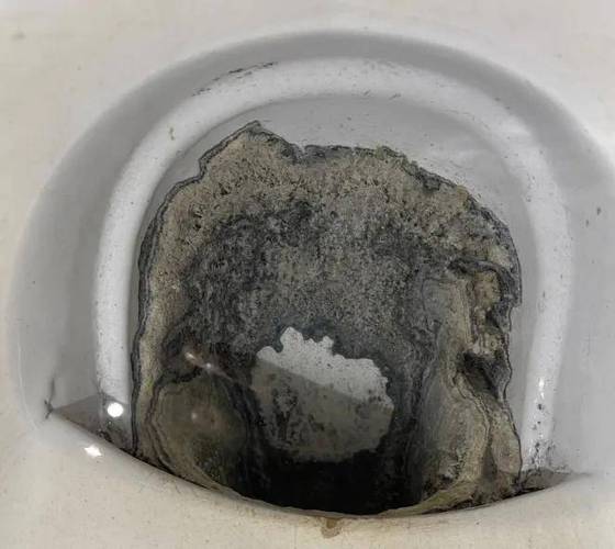 馬桶黃垢是什麼:深入解析黃垢成因、危害與徹底清除秘訣 1 馬桶黃垢是什麼