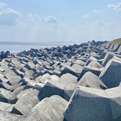 防波堤是消波塊嗎?深入解析兩者差異與協同作用,保護台灣海岸線的關鍵工程 1 防波堤是消波塊嗎