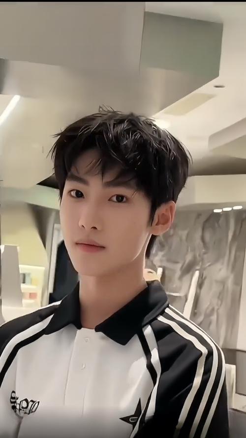 長中分完美指南:從髮型挑選到日常護理,打造你的仙氣中分髮! 3 長中分