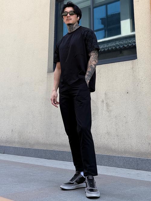 可以穿全黑嗎?黑色穿搭禁忌與技巧全解析,打造你的時髦個性! 1 可以穿全黑嗎