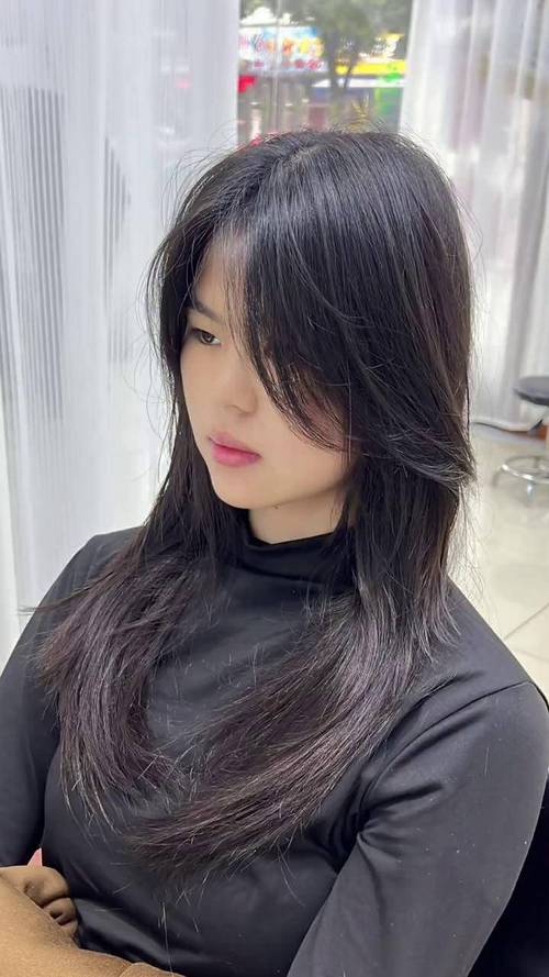 臉長的人適合什麼瀏海?完美修飾臉型,打造黃金比例髮型攻略 3 臉長的人適合什麼瀏海