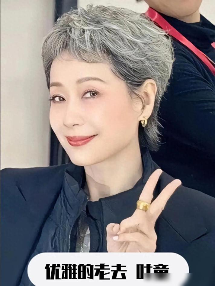 女生幾歲有白髮:深入探討女性白髮的成因、預防與護理 1 女生幾歲有白髮