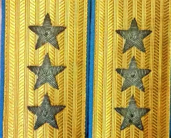 將軍肩是什麼?深入解析其成因、外觀與穿搭攻略 3 將軍肩是什麼