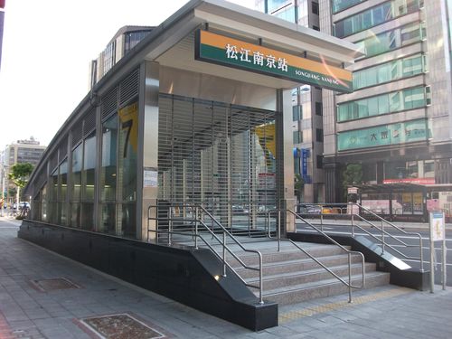 東湖捷運站有幾個出口