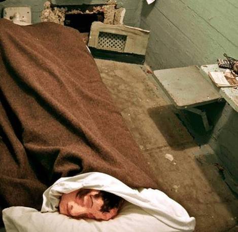 監獄幾個人睡一間