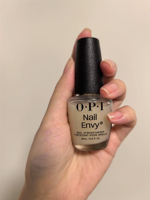 指甲基底油是什麼?| 揭秘指甲彩繪成功關鍵:保護、持久、完美的第一步 1 指甲基底油是什麼