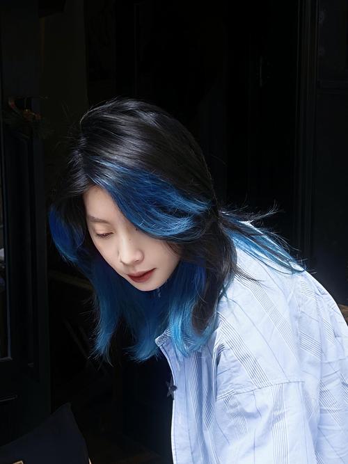 深藍配色:探索深邃藍色的美學、應用與搭配秘訣 1 深藍配色