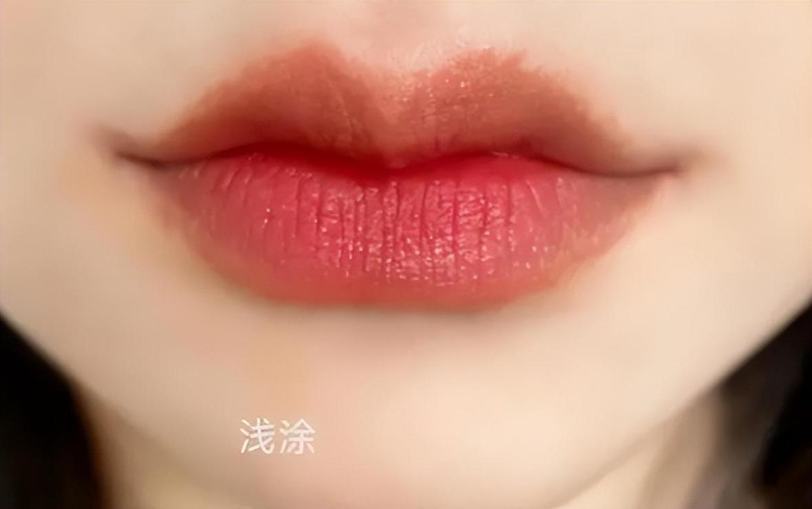 打完嘴唇可以擦口紅嗎