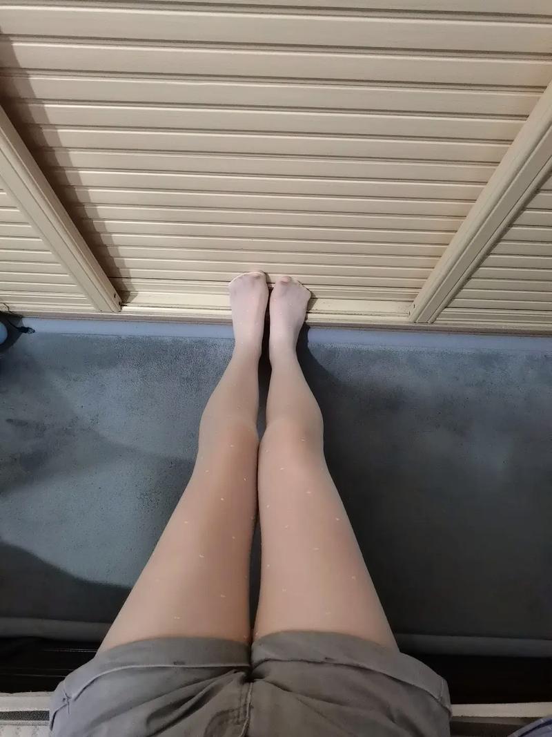 不穿襪子會怎樣:赤腳自由的利與弊,從健康到時尚的全方位探討 1 不穿襪子會怎樣