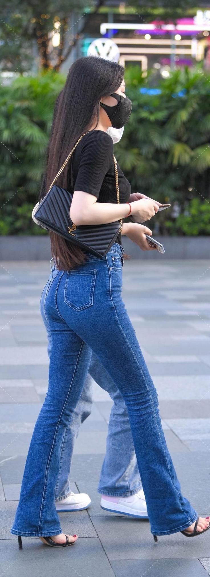 深藍色牛仔褲配什麼顏色上衣