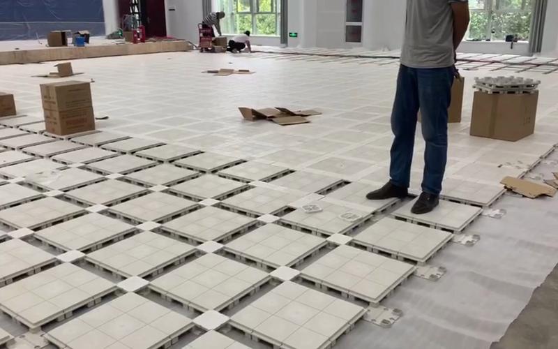 建築物工作室之樓地板至天花板淨高應在多少公尺以上