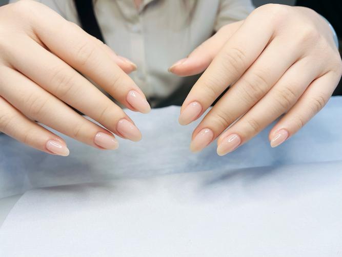 白色配什麼顏色比較好