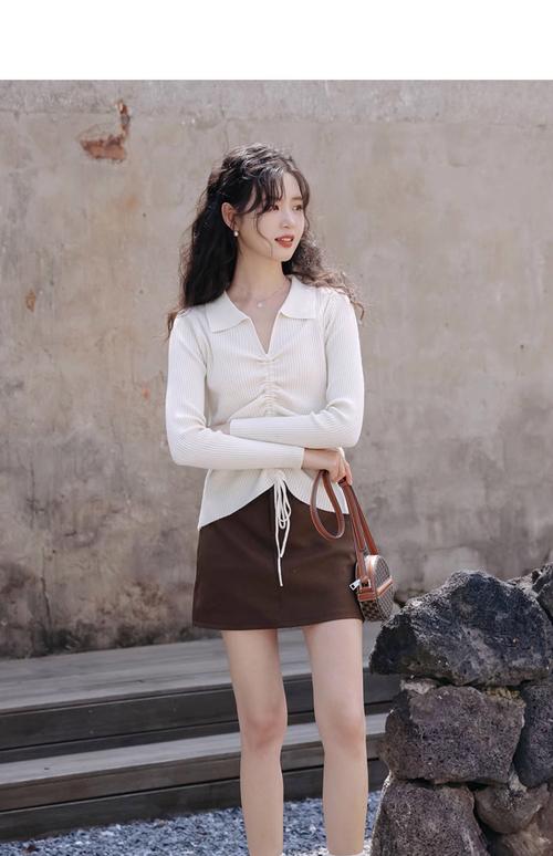 卡其色短裙穿搭