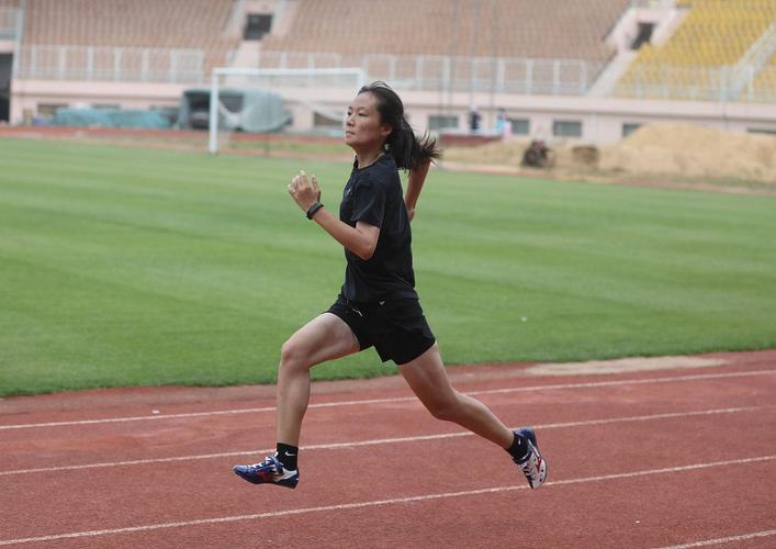 女生100公尺跑幾秒算快?深入解析女生百米速度的標準、訓練與提升策略 1 女生100公尺跑幾秒算快