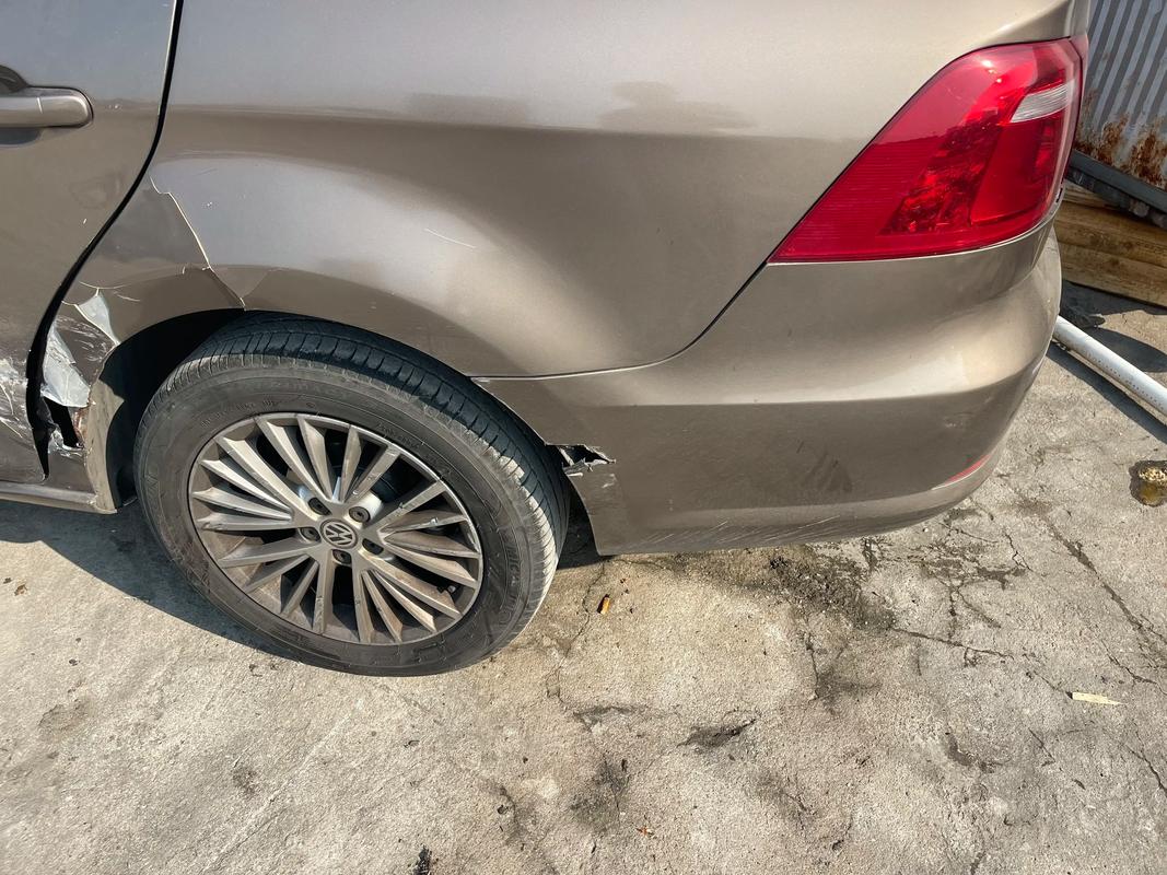 賓士板金凹陷怎麼辦?深度解析修復技術、費用與注意事項,讓您的愛車回復完美樣貌 3 賓士板金凹陷