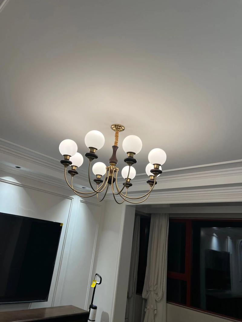 客廳吊燈怎麼選?打造質感客廳的燈光設計秘訣與選購攻略 1 客廳吊燈怎麼選