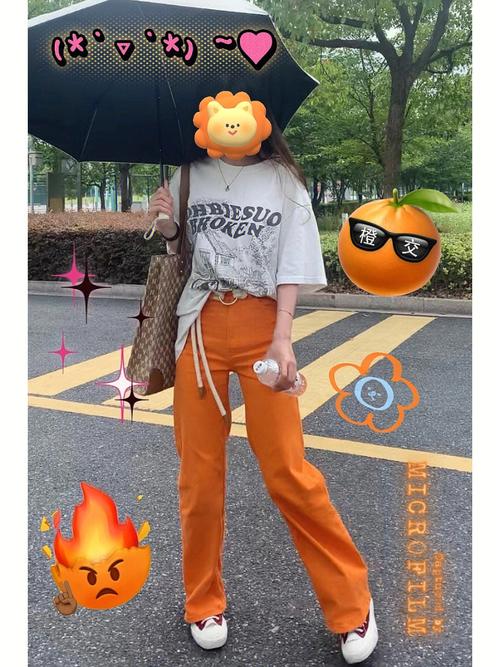 橘色褲子怎麼搭?從日常到時尚,穿出你的亮眼風格,讓你不只亮眼更懂穿! 3 橘色褲子怎麼搭