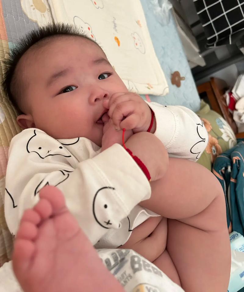 寶寶 為什麼 會 吃腳