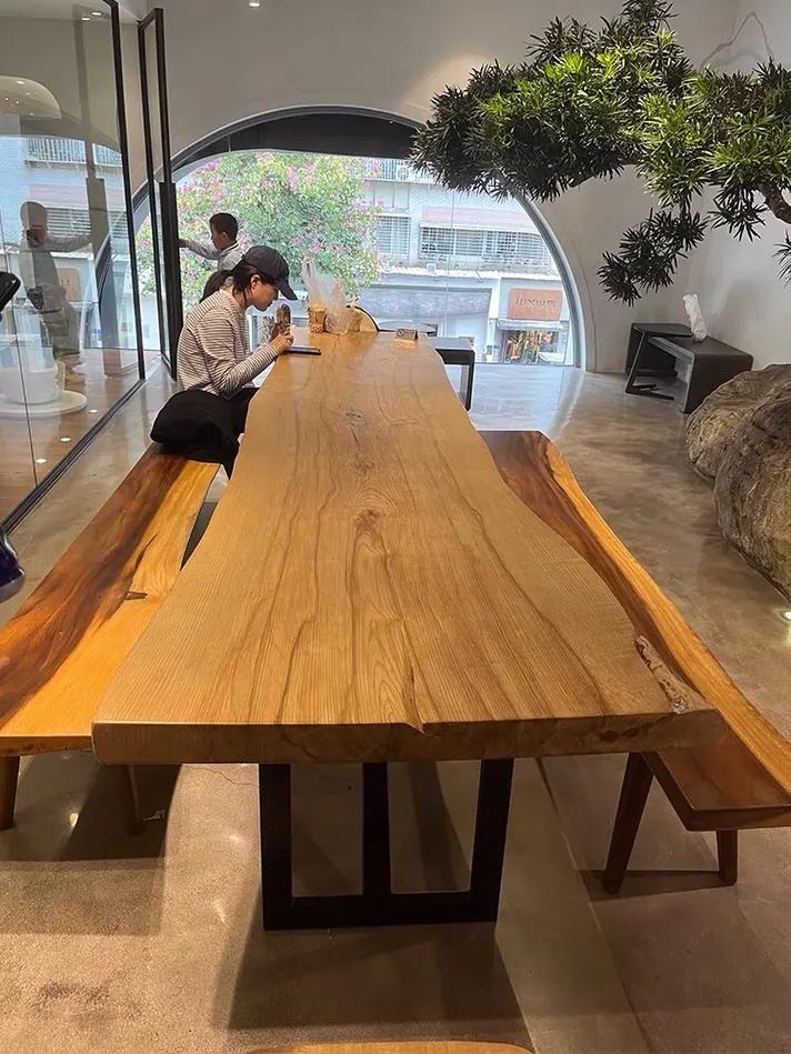 木頭桌子黏黏的