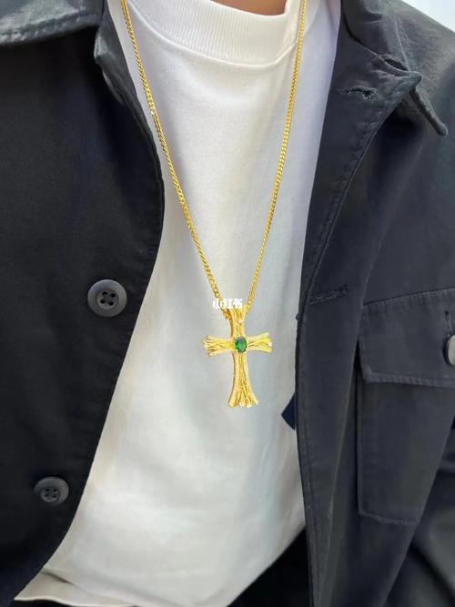 男生為什麼要戴金項鍊:從傳統到現代的多元解讀與文化符碼 3 男生為什麼要戴金項鍊