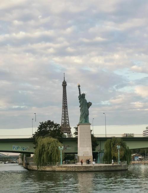 自由女神腳邊放什麼