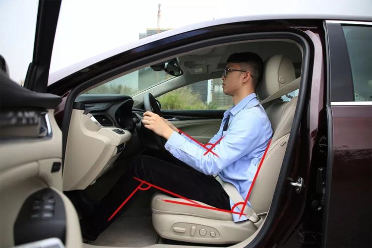 開車什麼姿勢最舒服