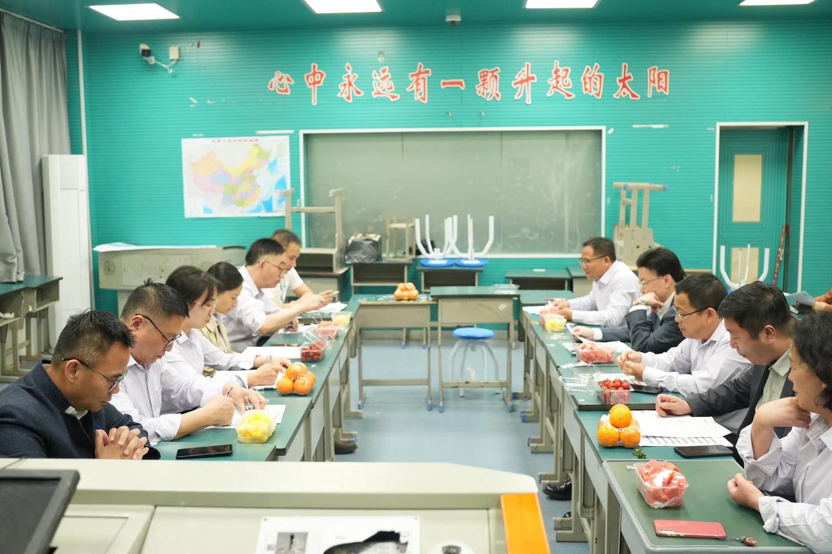 在班會中負責宣布會議程序的是什麼人