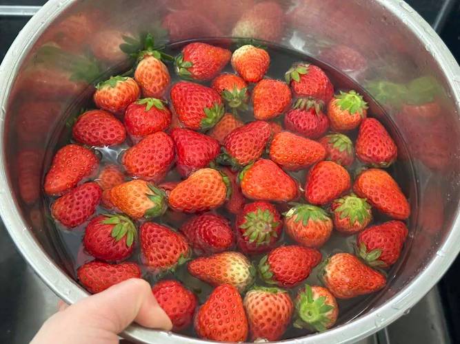 草莓用什麼洗比較乾淨