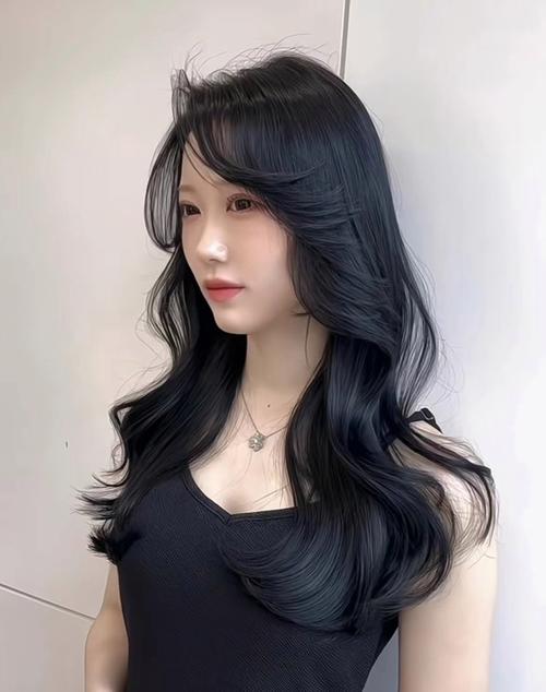 皮膚黑的女生適合什麼髮色