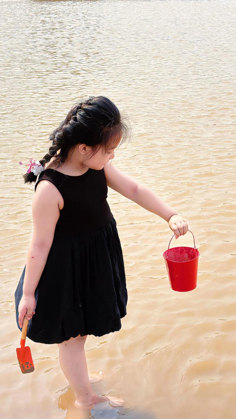 小孩玩沙