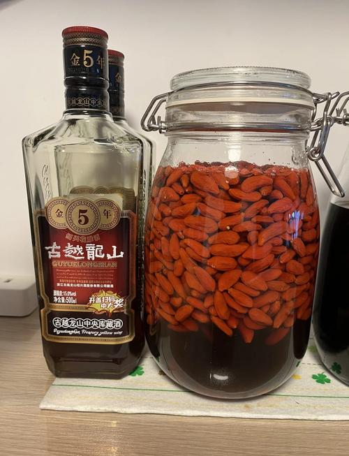 枸杞為什麼要泡酒?深度解析枸杞泡酒的科學原理、傳統智慧與實用指南 1 枸杞為什麼要泡酒