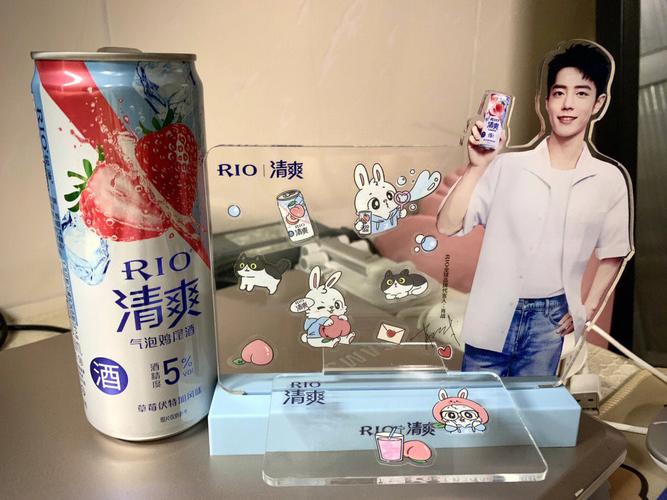 立牌可以用酒精擦嗎?深度解析材質、風險與安全清潔指南 1 立牌可以用酒精擦嗎