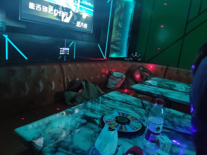 好樂迪包廂可以塞幾個人?深度解析容量與舒適度的黃金比例 1 好樂迪包廂可以塞幾個人