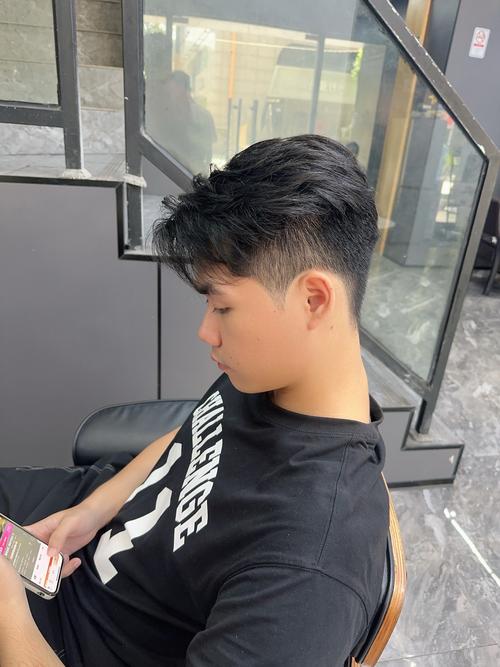 男生臉圓適合什麼髮型