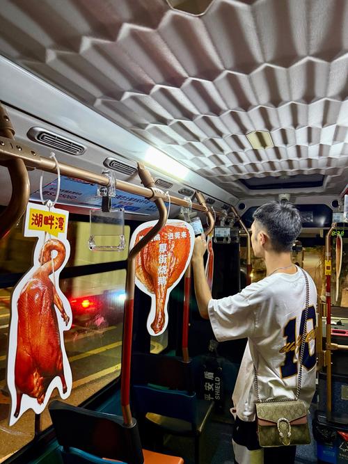 現在公車可以吃東西嗎?最新規定、禮儀與搭乘舒適度全解析 1 現在公車可以吃東西嗎