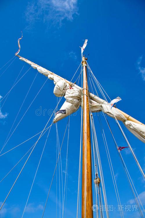 豎立在船上掛風帆的桅杆是什麼