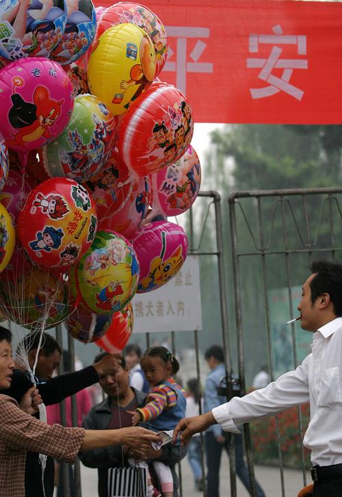 公車可以帶氣球嗎?搭乘大眾運輸的氣球攜帶全攻略與注意事項 1 公車可以帶氣球嗎