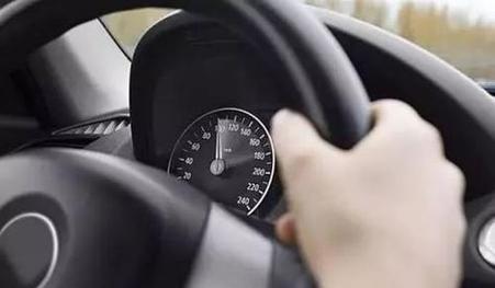 踩煞車可以轉方向盤嗎