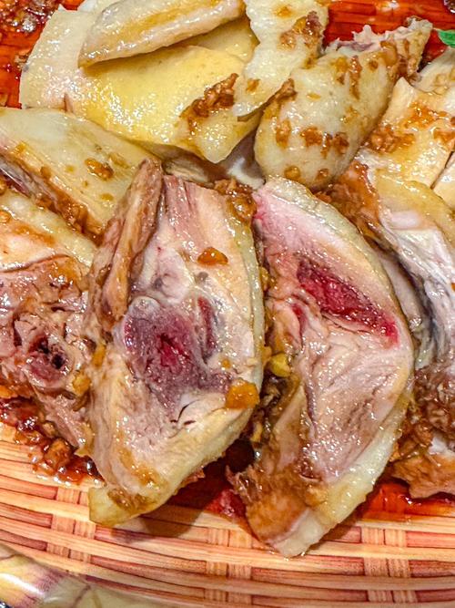 雞肉沒熟吃了會怎樣?從食安風險到預防指南,一篇搞懂! 1 雞肉沒熟吃了會怎樣