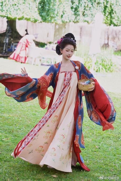 古代女生穿的衣服叫什麼