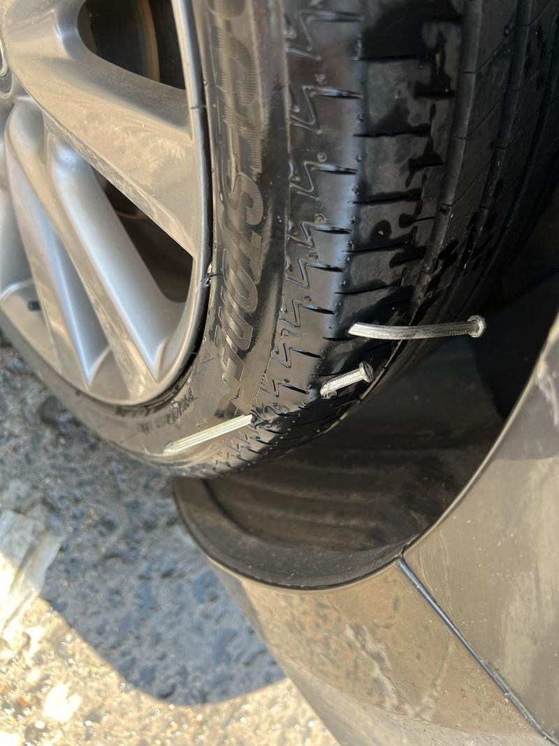 輪胎釘子:從發現扎胎到安全修復,守護您行車安全的關鍵指南 3 輪胎釘子